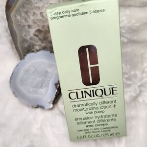 Clinique Dramatically Different Moisturizing Lotion+ with Pump - Cream
